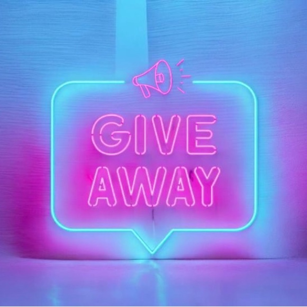 Live Show Givey + Free Shipping 🎁📦 Follow on IG at Doctor__Mum 📸📱